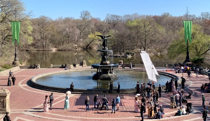 HBO虚构史诗年代剧《镀金时代》在纽约中央公园拍摄，爆出外景片场照-美剧品鉴社